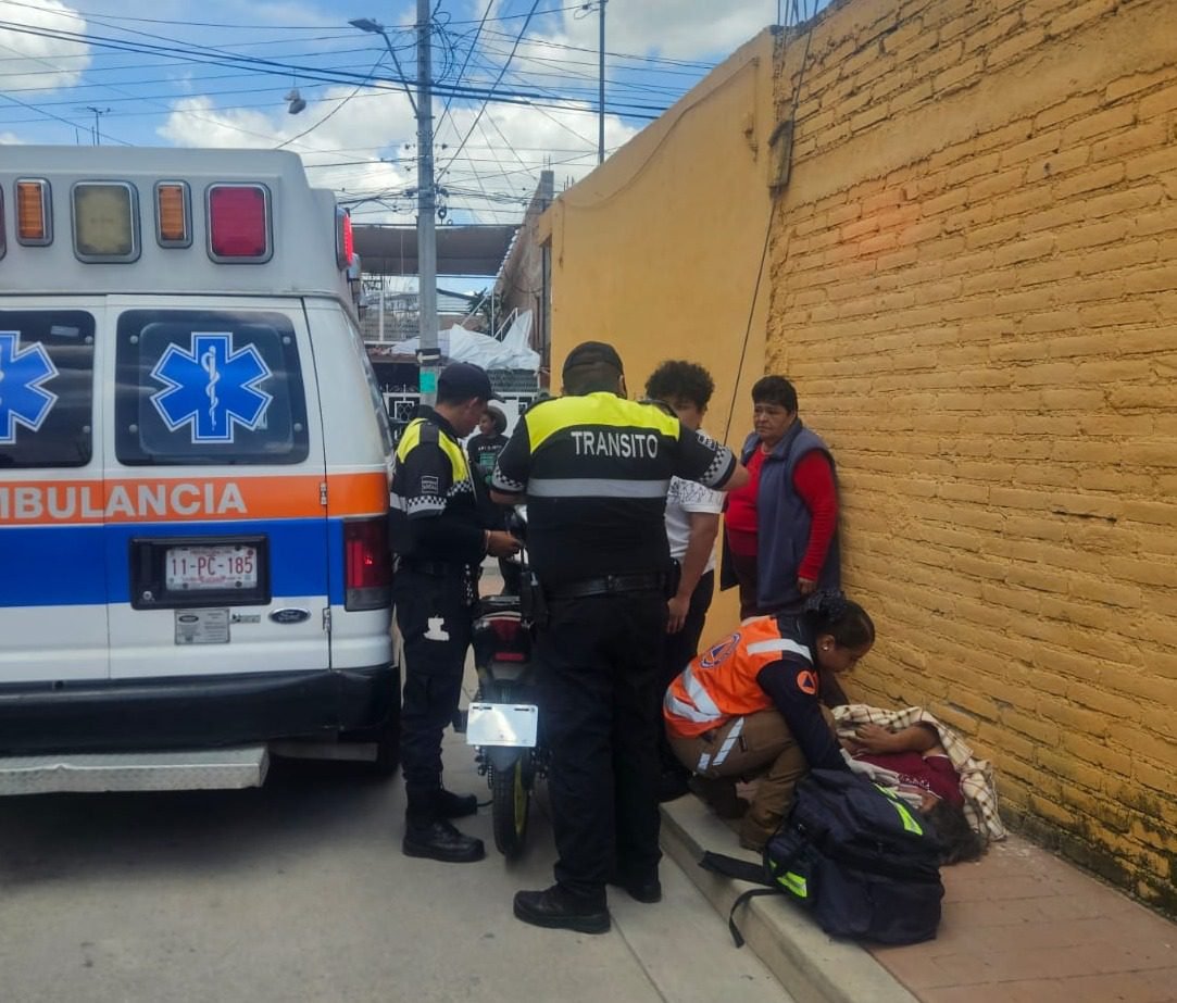 Paramédicos atienden a una mujer herida en el rostro tras caer de su motocicleta en la esquina de las calles Aquiles y Zapata, en San Francisco del Rincón. La lesionada, de aproximadamente 50 años, fue trasladada a una unidad médica.