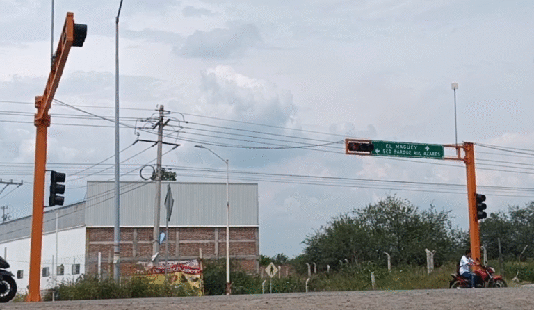 Olvidan a peatones en cruces de semáforos del Libramiento Sur