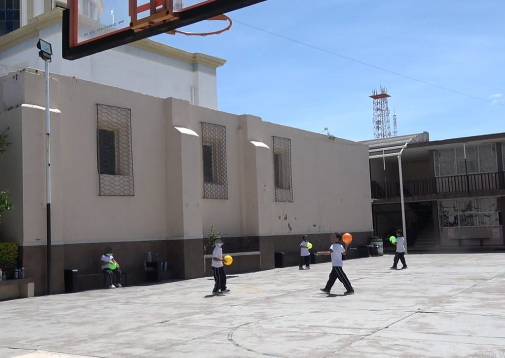 Patio de primaria donde quieren colocar el techo con el recurso en riesgo
