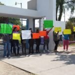 Irrumpen en protesta; mamás exigen destitución de directora de su escuela