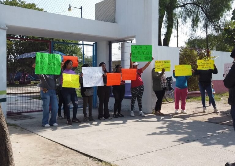 Irrumpen en protesta; mamás exigen destitución de directora de su escuela
