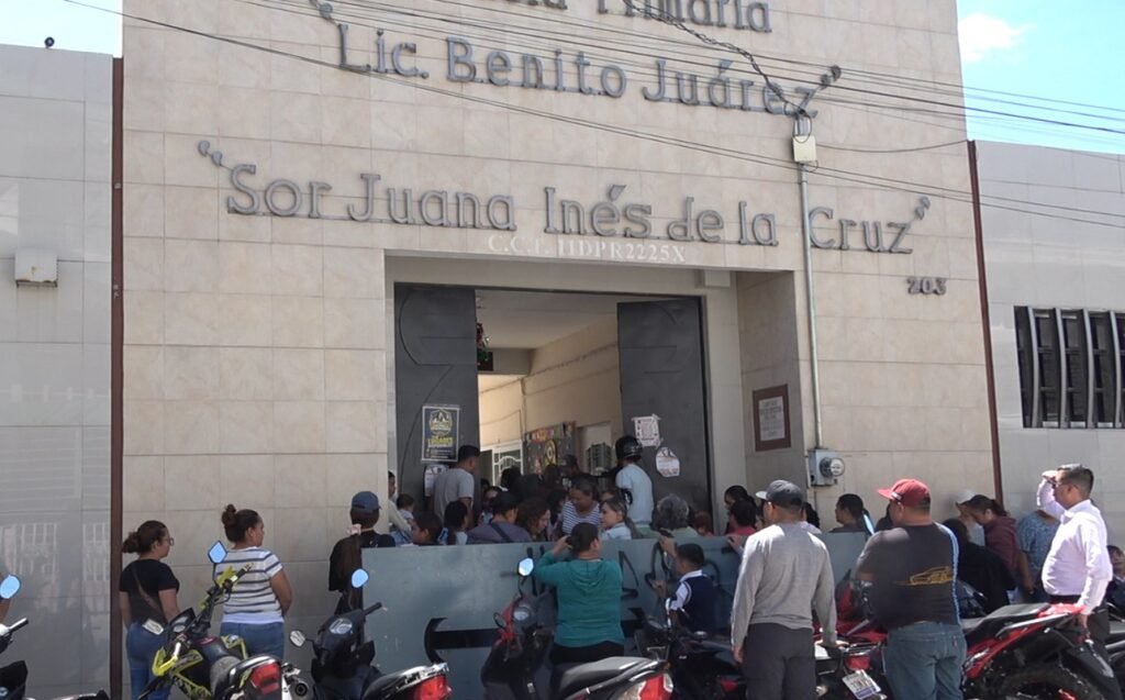 Fachada de escuela Primaria Benito Juárez.