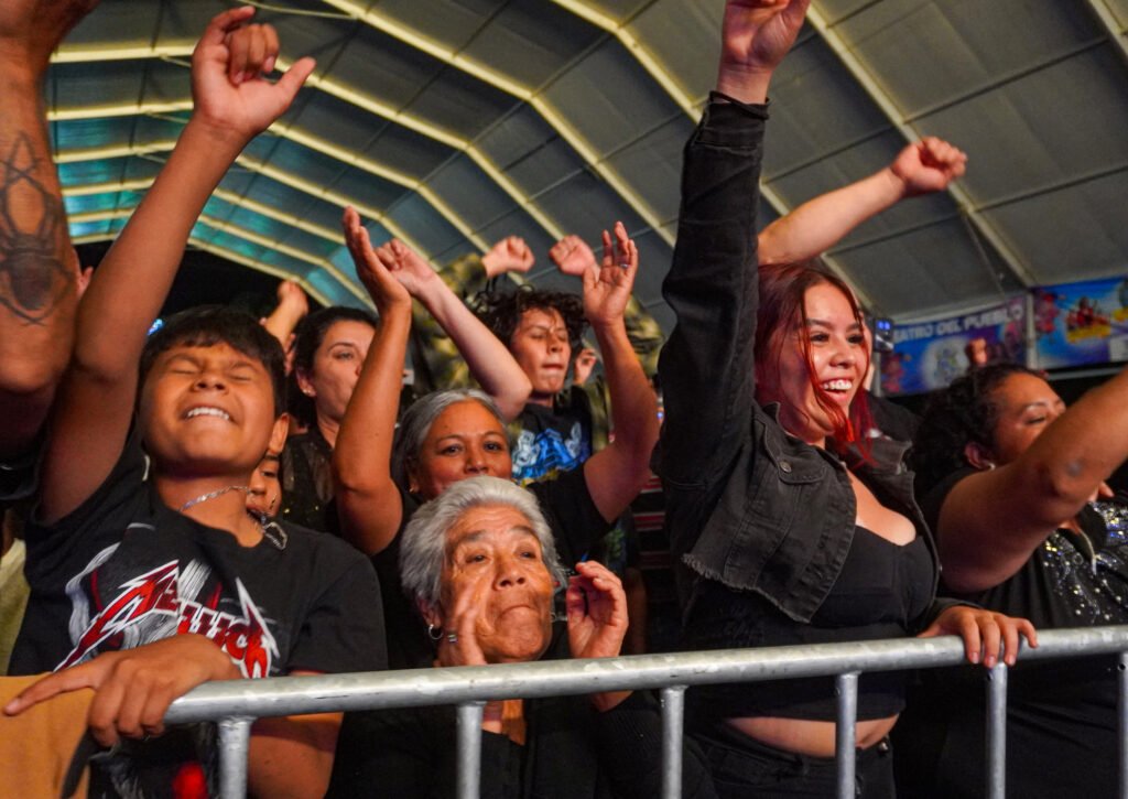 Personas de todas las edades bailando y disfrutando el concierto de El Tri
