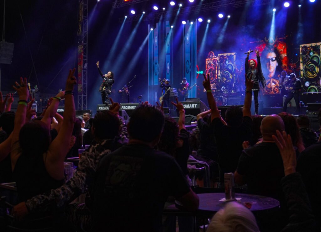 El Tri en el escenario del Teatro del Pueblo ante miles de asistentes