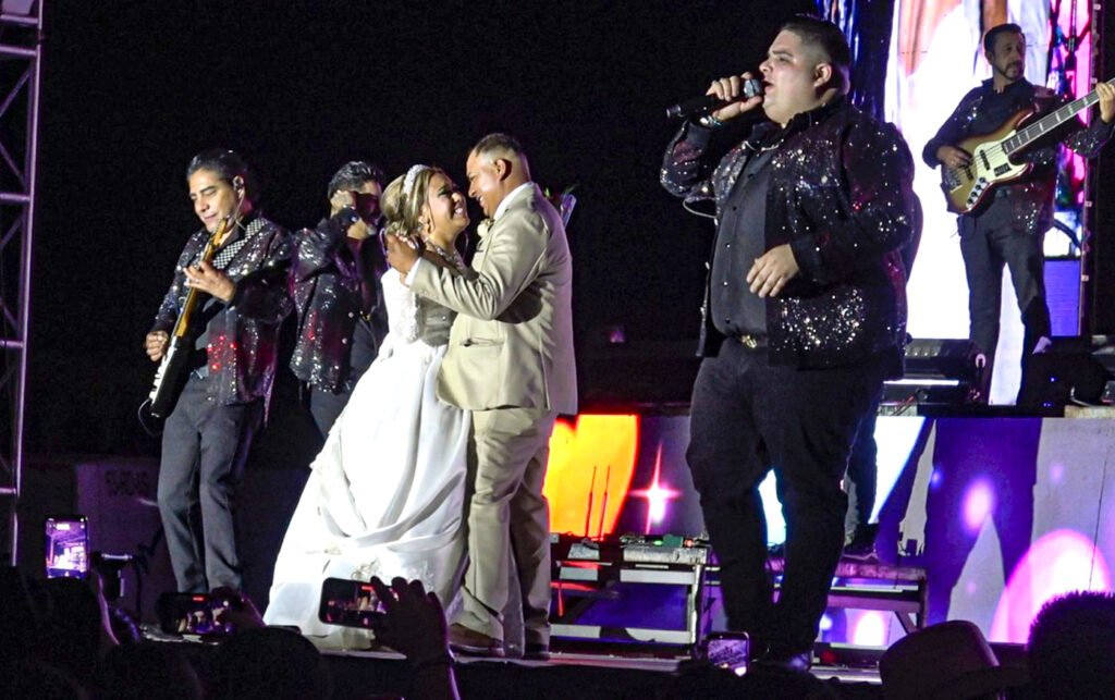 Pareja de novios baila en el escenario junto a la Banda Pequeños Musical