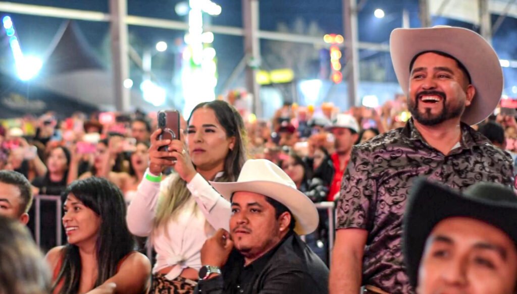 Gran cantidad de asistentes al teatro del pueblo de la feria, muchos portanto su sombrero