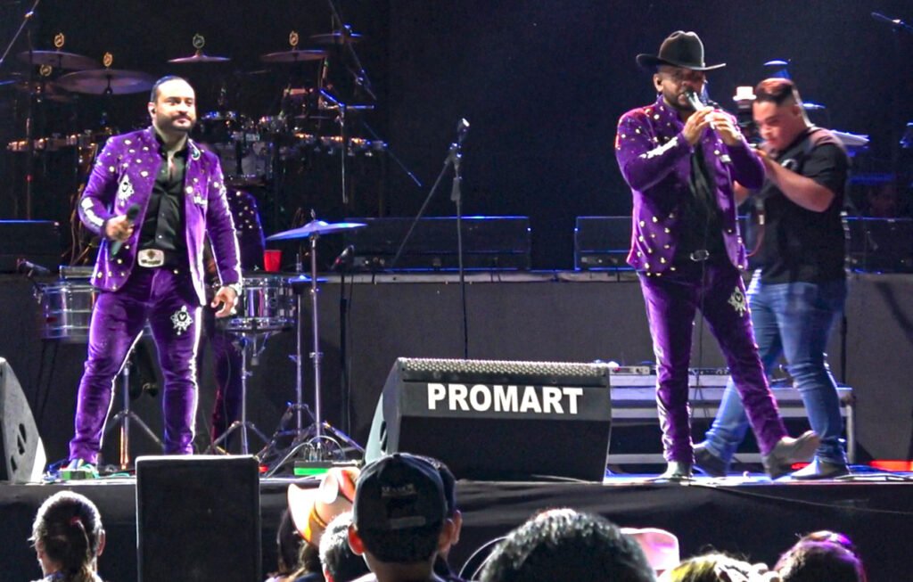 Los Valedores de la Sierra tocando y cantando en el escenario del Teatro del Pueblo