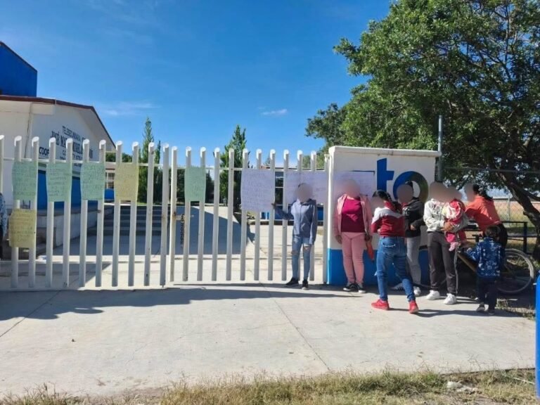 Madres buscan evitar deserción y traslados de alumnos en Las Tortugas; SEG dice sí